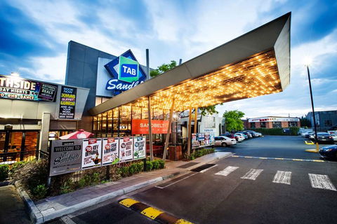 Sandbelt Club Hotel - Tourism Hervey Bay 0