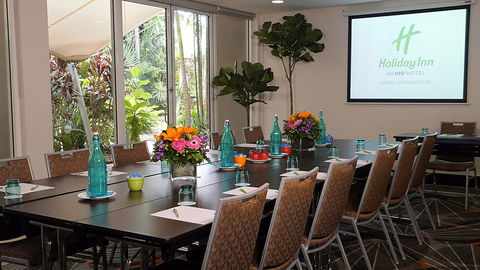 Holiday Inn Cairns Harbourside - Hervey Bay Accommodation 8