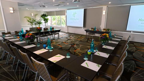 Holiday Inn Cairns Harbourside - Hervey Bay Accommodation 9