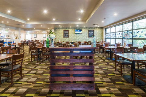 Nightcap At Edge Hill Tavern - Tourism Hervey Bay 9