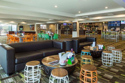 Nightcap At Edge Hill Tavern - Tourism Hervey Bay 10