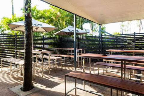 Nightcap At Edge Hill Tavern - Tourism Hervey Bay 17