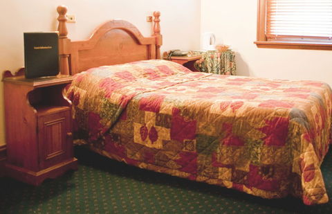 O'Malleys Hotel - Hervey Bay Accommodation 1