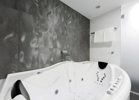 Avenue Hotel Canberra - Hervey Bay Accommodation 4
