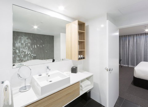 Avenue Hotel Canberra - Hervey Bay Accommodation 11