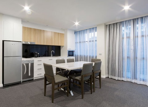 Avenue Hotel Canberra - Hervey Bay Accommodation 9