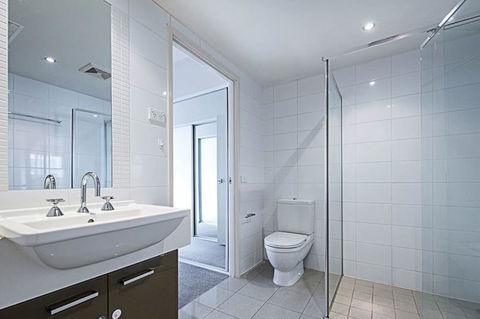 Spacious 1BR Stylish New Acton Apartment +Parking - Hervey Bay Accommodation 9