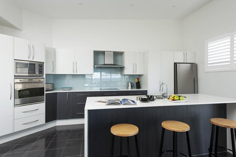 Mollymook Beachfront Penthouse 9 - Hervey Bay Accommodation 4