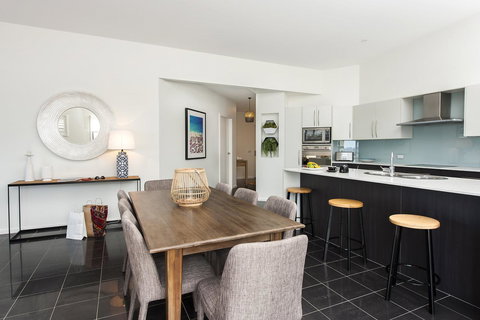 Mollymook Beachfront Penthouse 9 - Hervey Bay Accommodation 5