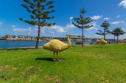 Port Adelaide Harbourside House - Hervey Bay Accommodation 11