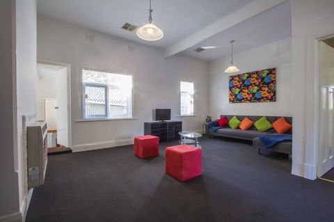 Cowan Street Bungalow - Hervey Bay Accommodation 6