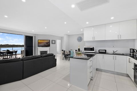 Lakeside Waterfront Apartment The Entrance - Tourism Hervey Bay 3