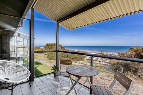Blissful Beachfront Beachouse - Hervey Bay Accommodation 4