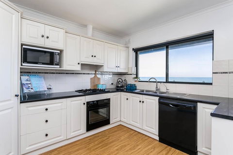 Blissful Beachfront Beachouse - Hervey Bay Accommodation 8