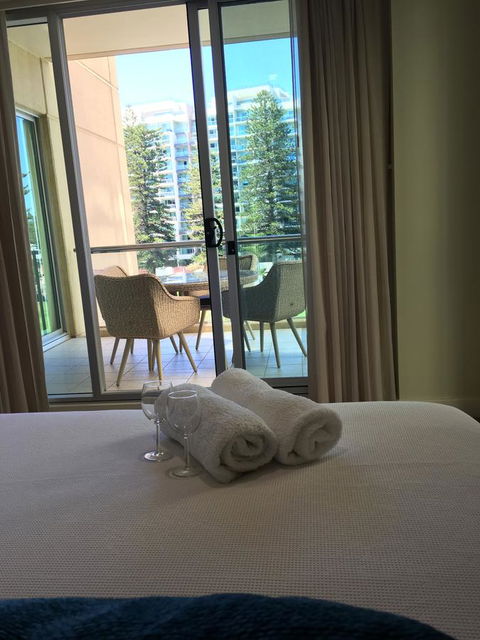 Beachside Luxury Apartments One & Two Bedroom In Beachfront Oaks Pier Building - Hervey Bay Accommodation 24