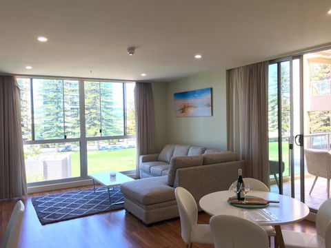Beachside Luxury Apartments One & Two Bedroom In Beachfront Oaks Pier Building - Hervey Bay Accommodation 3