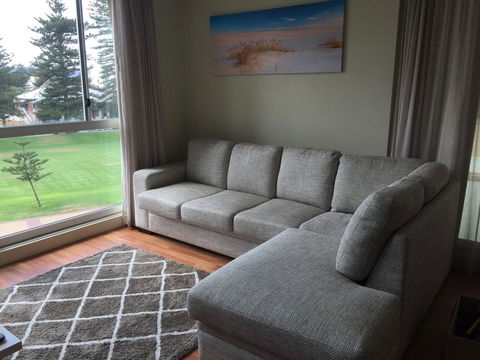 Beachside Luxury Apartments One & Two Bedroom In Beachfront Oaks Pier Building - Hervey Bay Accommodation 16