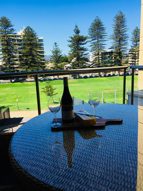 Beachside Luxury Apartments One & Two Bedroom In Beachfront Oaks Pier Building - Hervey Bay Accommodation 26