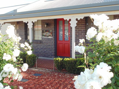 Baronet B & B - Tourism Hervey Bay 0
