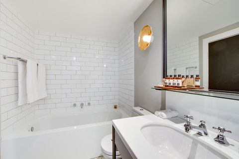 Mayfair Hotel - Tourism Hervey Bay 1