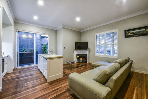 Aloha Central Luxury Apartments - Tourism Hervey Bay 3