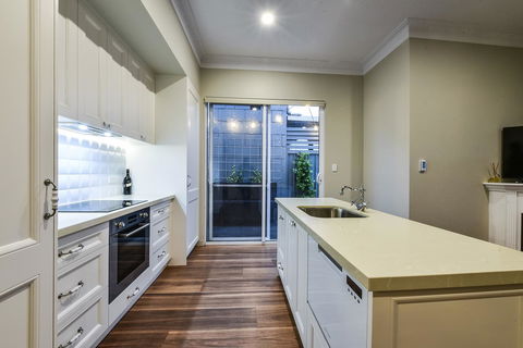 Aloha Central Luxury Apartments - Tourism Hervey Bay 10