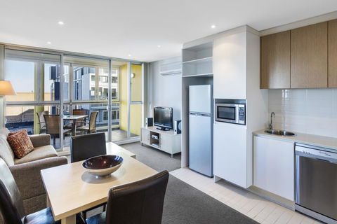 IStay Precinct Adelaide - Hervey Bay Accommodation 16