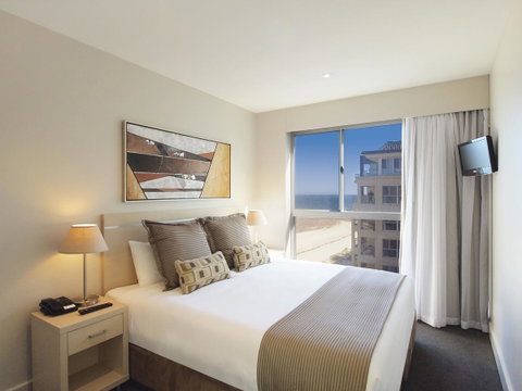 Oaks Glenelg Plaza Pier Suites - Hervey Bay Accommodation 2
