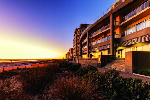 Oaks Glenelg Plaza Pier Suites - Hervey Bay Accommodation 0