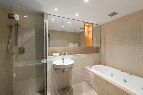 Oaks Glenelg Plaza Pier Suites - Hervey Bay Accommodation 3