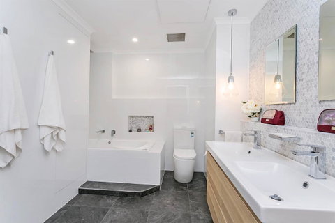 Heart Of Glenelg BnB - Hervey Bay Accommodation 2
