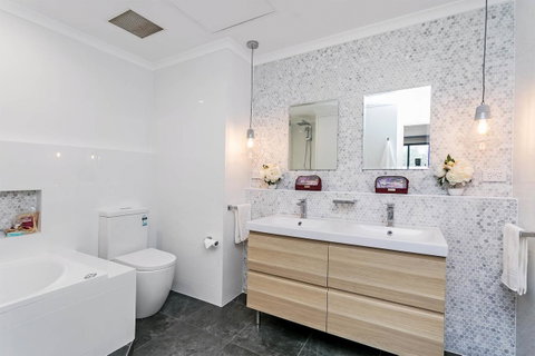 Heart Of Glenelg BnB - Hervey Bay Accommodation 3