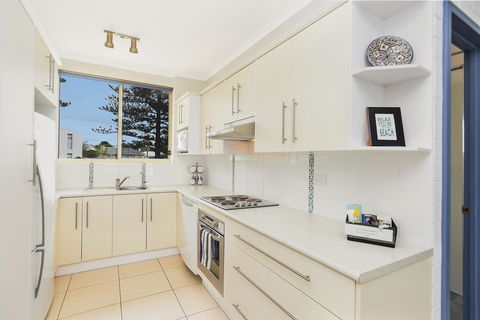 The Dolphins Beachfront Apartments - Tourism Hervey Bay 12