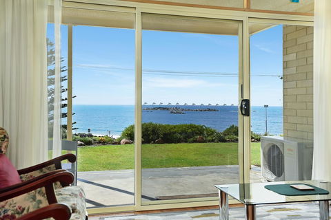 The Dolphins Beachfront Apartments - Tourism Hervey Bay 6