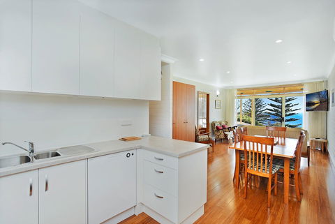 The Dolphins Beachfront Apartments - Tourism Hervey Bay 4