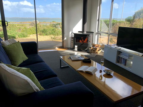 Coorong Waterfront Retreat - Tourism Hervey Bay 8