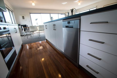 Coorong Waterfront Retreat - Tourism Hervey Bay 10