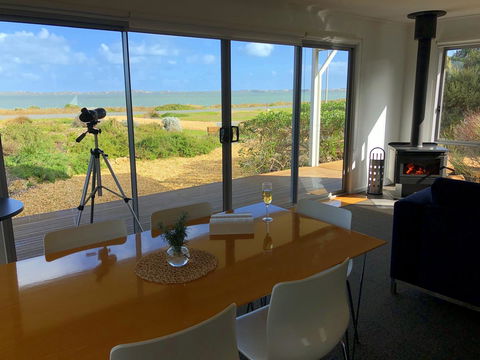 Coorong Waterfront Retreat - Tourism Hervey Bay 7