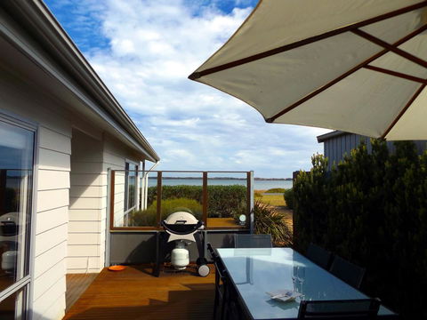 Coorong Waterfront Retreat - Tourism Hervey Bay 17
