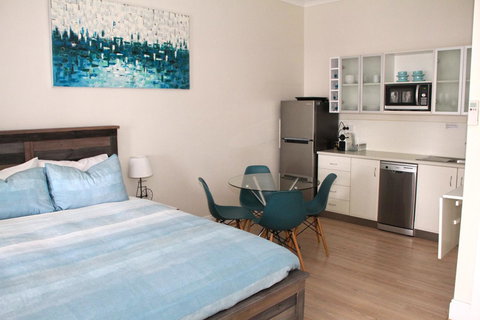 Smugglers Inn Studio Apartments - Hervey Bay Accommodation 4