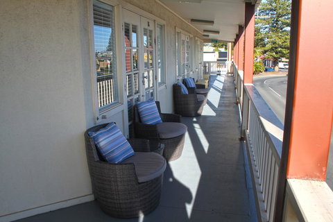 Smugglers Inn Studio Apartments - Hervey Bay Accommodation 1