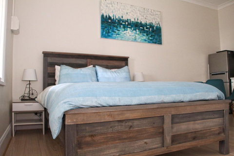 Smugglers Inn Studio Apartments - Hervey Bay Accommodation 0