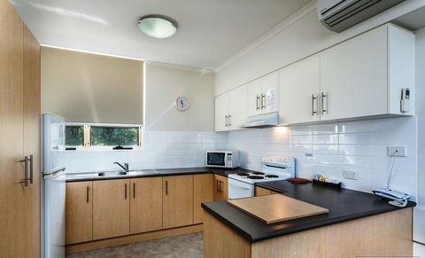 Glenelg Holiday Apartments - Corfu - Hervey Bay Accommodation 4