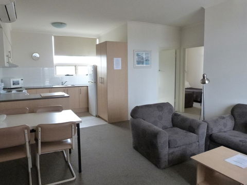 Glenelg Holiday Apartments - Corfu - Hervey Bay Accommodation 9