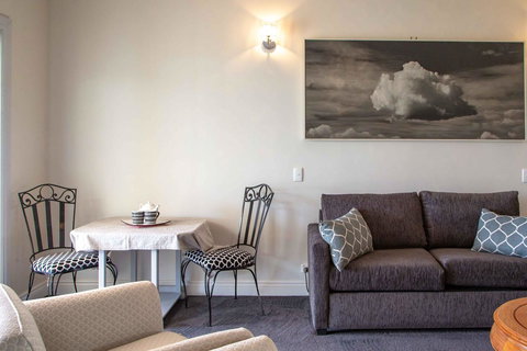 Angaston House - Tourism Hervey Bay 8