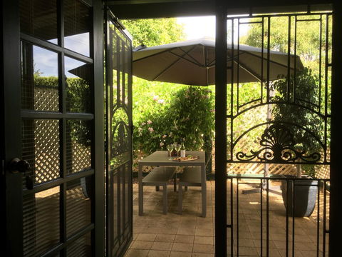 Wine And Roses Bed And Breakfast - Tourism Hervey Bay 4