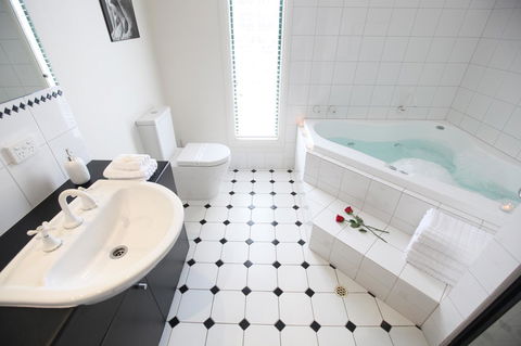Wine And Roses Bed And Breakfast - Tourism Hervey Bay 11
