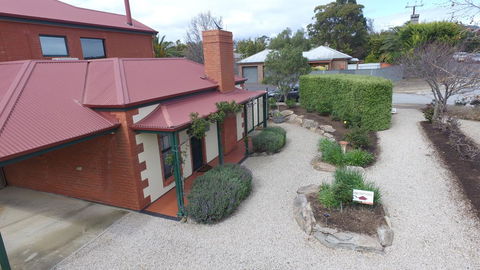Wine And Roses Bed And Breakfast - Tourism Hervey Bay 13