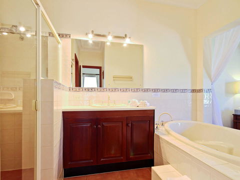 Wine And Roses Bed And Breakfast - Tourism Hervey Bay 18