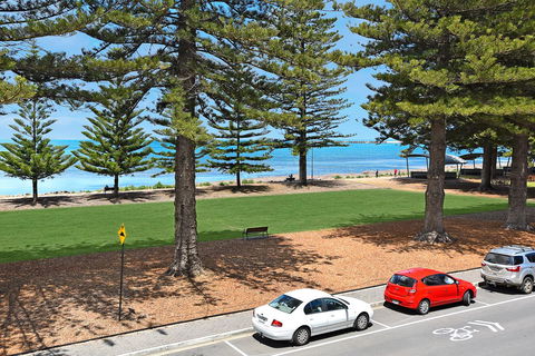 Breeze Beachfront Apartment - Tourism Hervey Bay 4